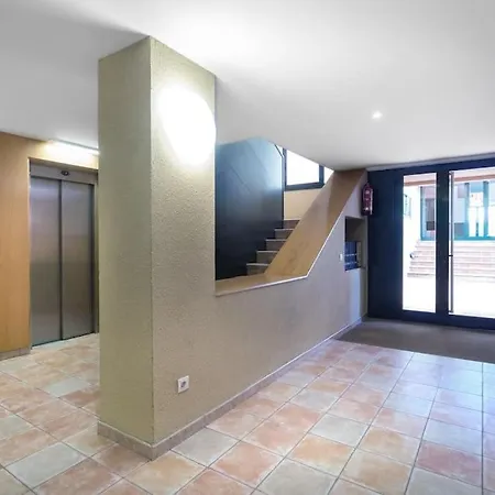 & Spacious Flat With Pool Near Fenals Διαμέρισμα