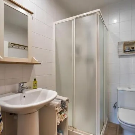 & Spacious Flat With Pool Near Fenals شقة