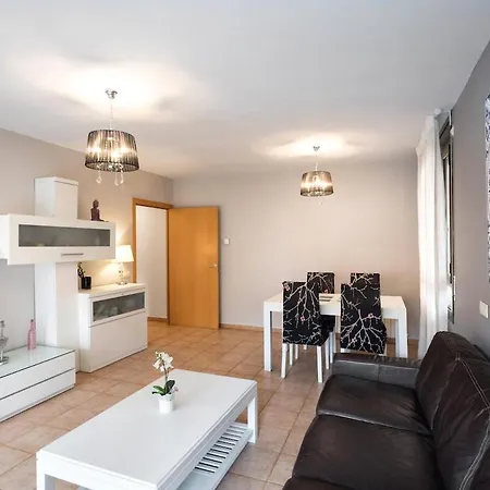 & Spacious Flat With Pool Near Fenals